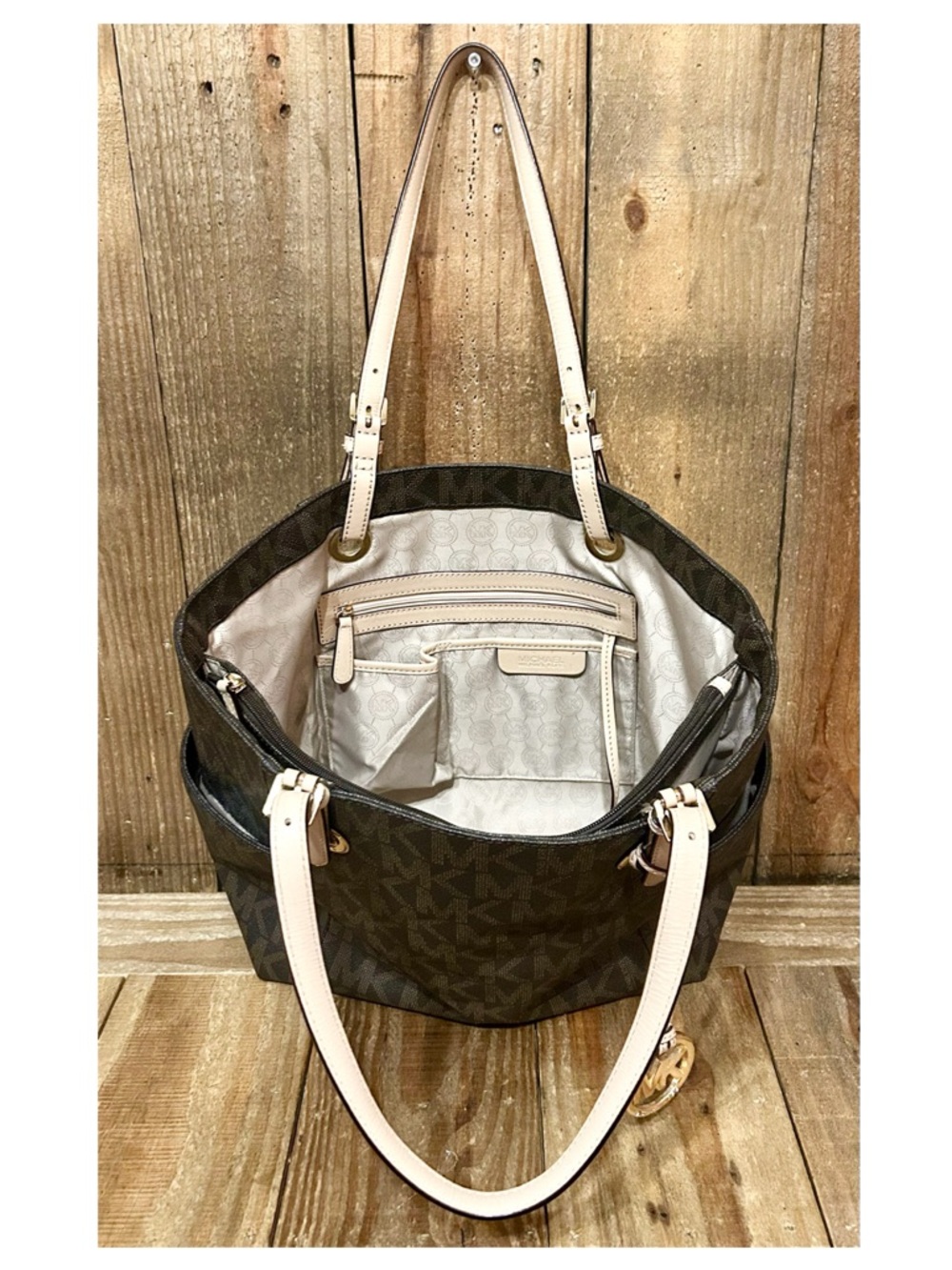 Michael Kors. 4 Piece: Jet Set Tote with Free Matching Wallet, Scarf & Dust Bag. - Picture 4 of 16